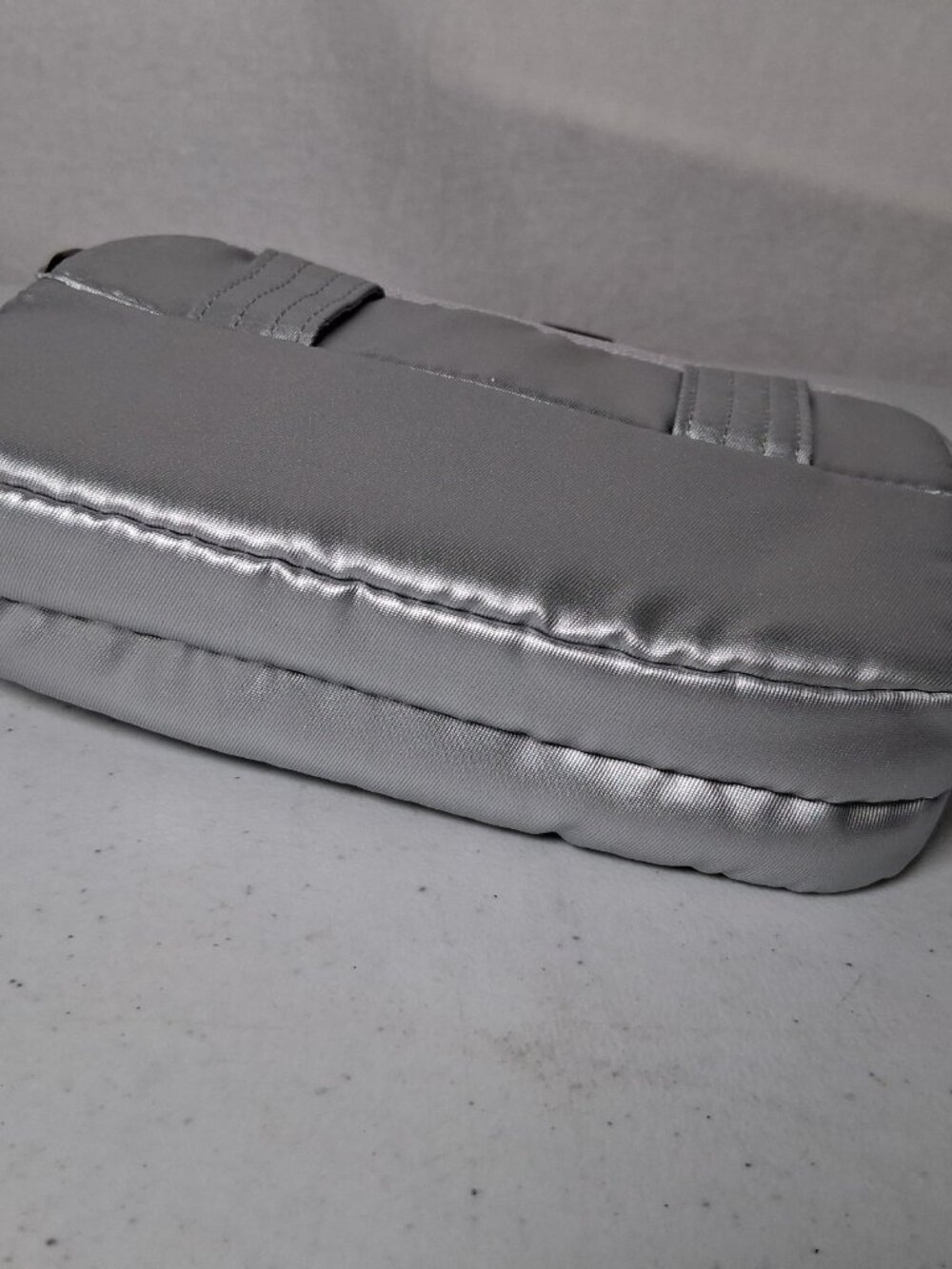 LUG Purse Coupe SE Quiled Metallic Silver Small Crossbody Bag Zipper 7" - Picture 7 of 16